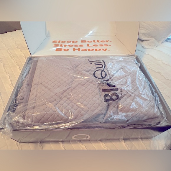 BlanQuil Quilted Weighted Blanket (15lb) - Picture 3 of 6